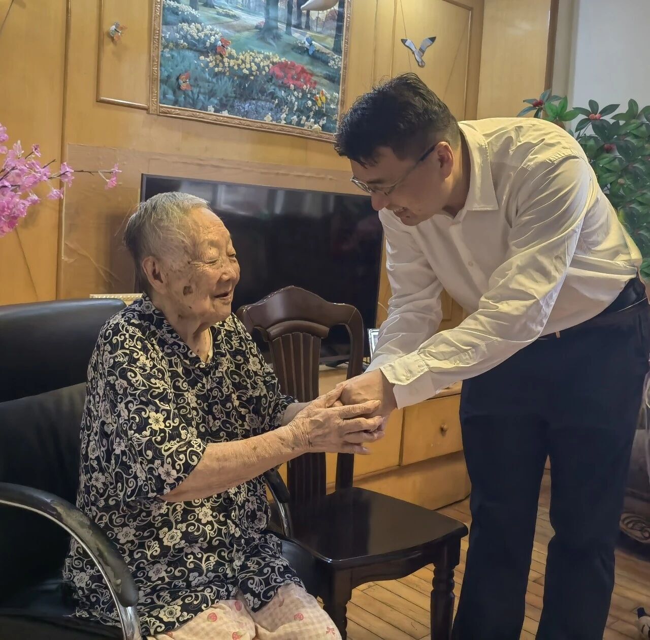長(zhǎng)沙礦冶院黨委開(kāi)展“七一”走訪慰問(wèn)